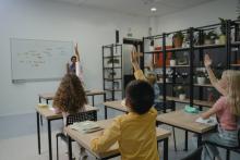 alunos estudando na escola